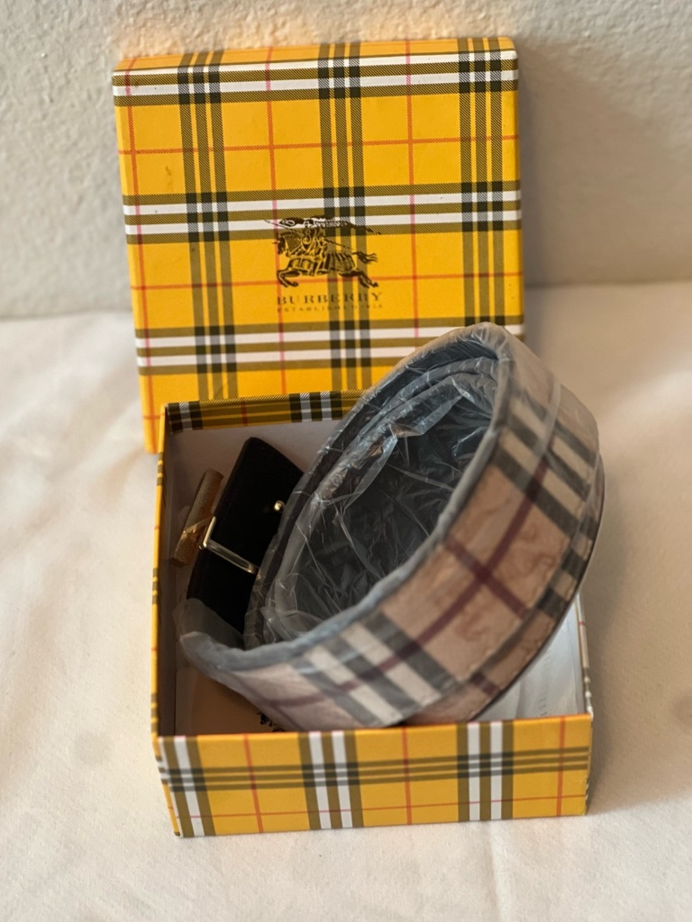 Burberry Black Leather Belt with Gold-Tone Buckle and Plaid Box - Picture 3 of 5